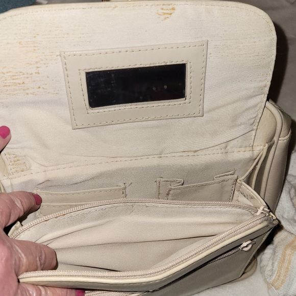 Beige purse - Picture 8 of 9